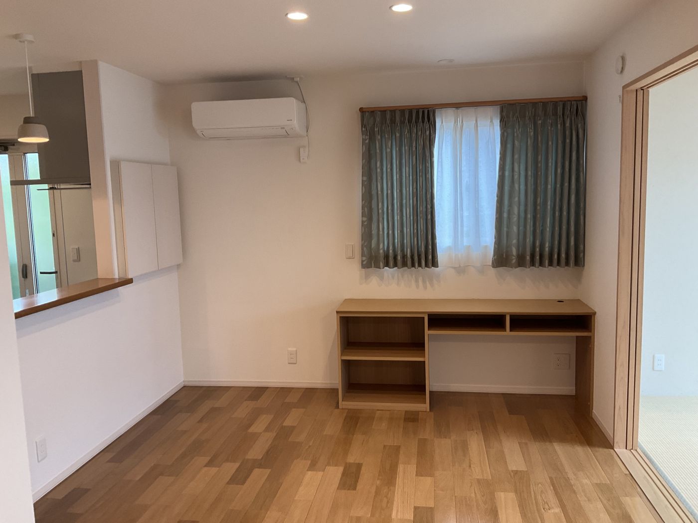 リビングよりダイニング（デスク） 写真撮影日：9/13/25, 12:00 AM