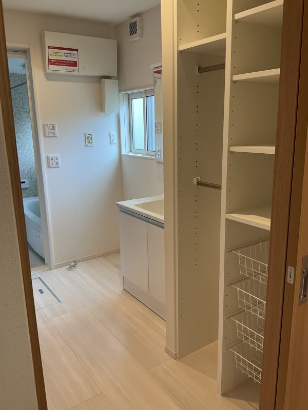 キッチンから洗面・浴室方面 写真撮影日：9/13/25, 12:00 AM