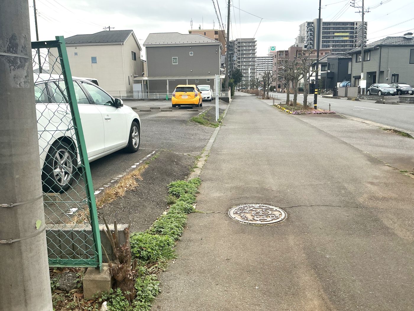 西側道路より敷地および駅方面