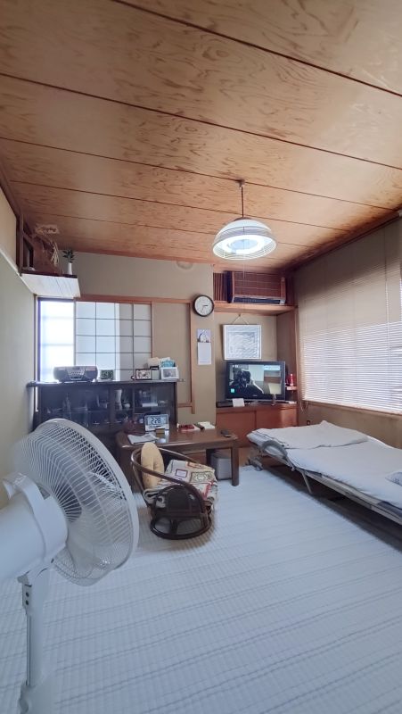 ２階和室（居間）　２０２６年７月撮影　※写真内の家具、家電、備品等は価格に含まれません。