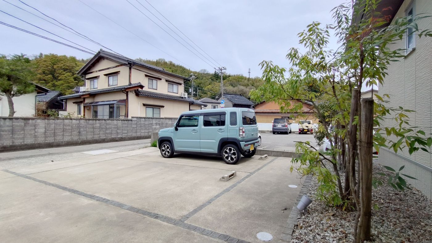 ゆったりとした駐車スペース　２０２５年４月撮影　※写真内の車は価格に含まれません。