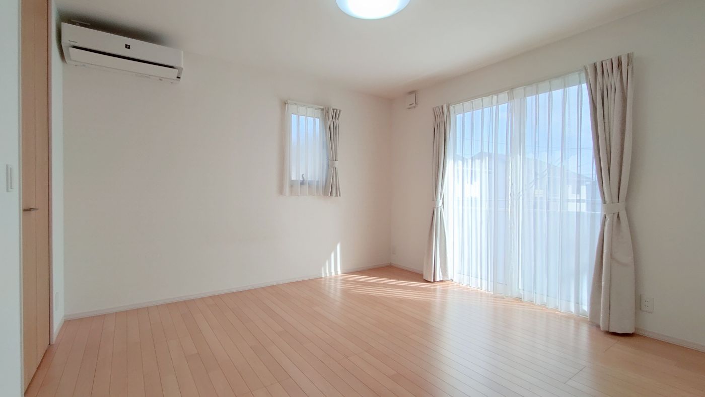 主寝室　２０２６年３月撮影　※写真中のカーテン、照明器具、エアコンは価格に含みます。