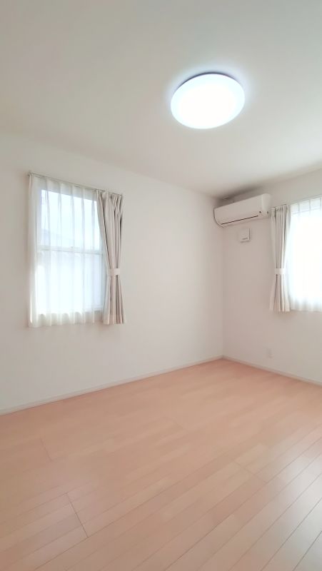 洋室　２０２６年３月撮影　※写真中のカーテン、照明器具は価格に含みます。