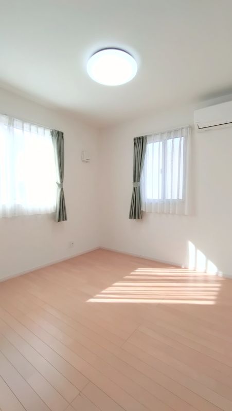 洋室　２０２６年３月撮影　※写真中のカーテン、照明器具は価格に含みます。