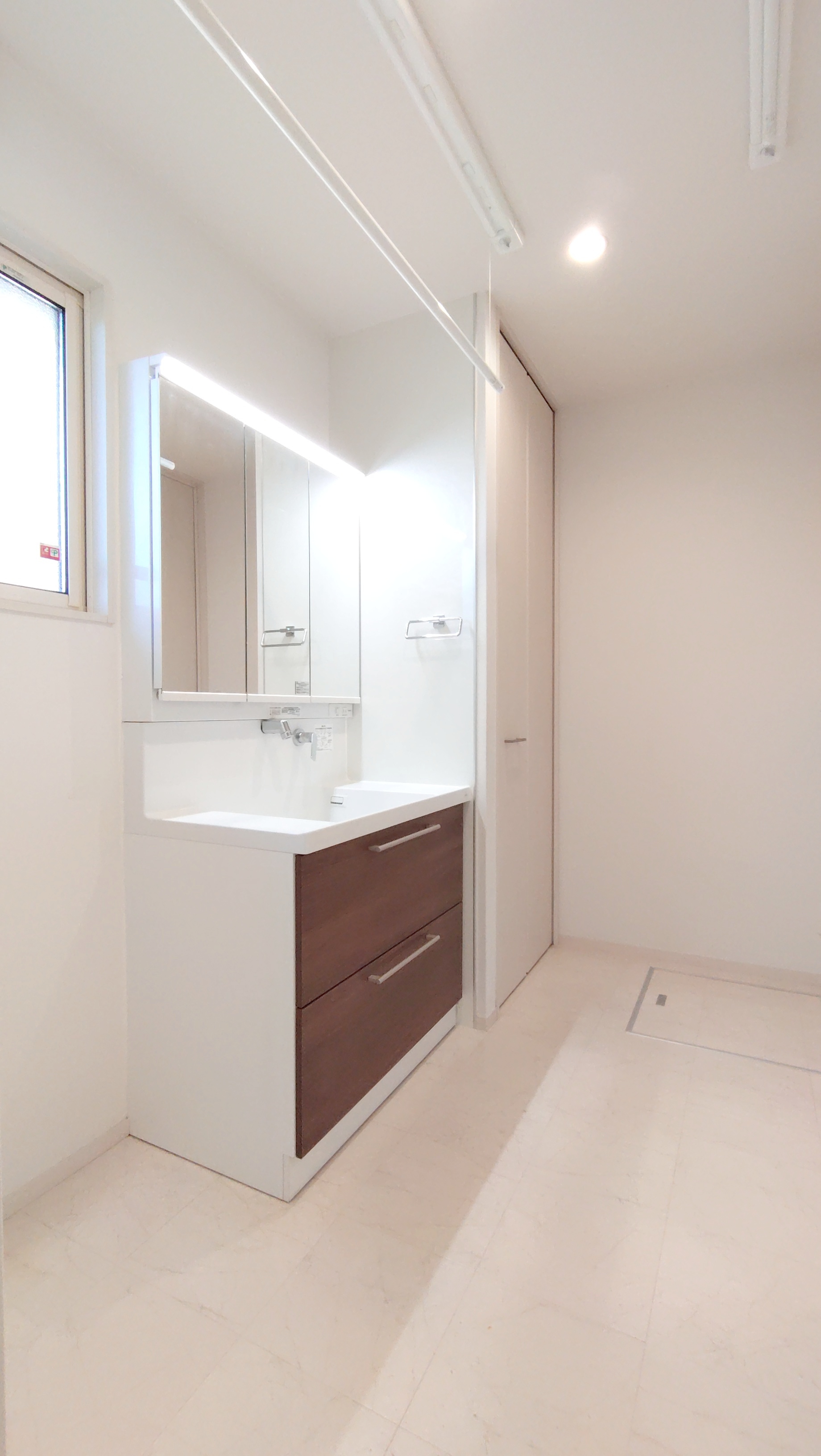 室内物干しと収納のある洗面脱衣室　２０２６年１月撮影