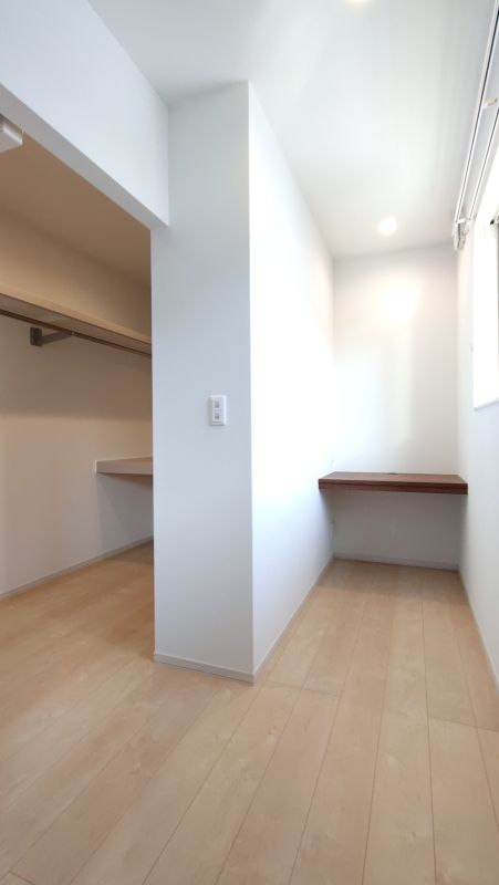 ウォークインクローゼットとカウンターデスク　２０２６年１月撮影