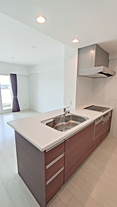 対面のカウンターキッチン　２０２６年３月撮影　※写真内のカーテンは価格に含まれます。