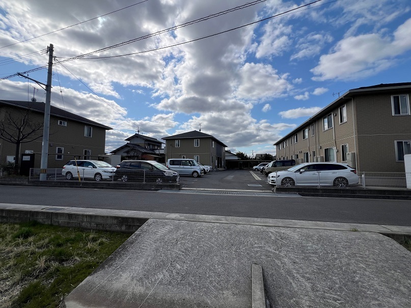 外観写真　右Ａ棟　真ん中Ｂ棟　左Ｃ棟