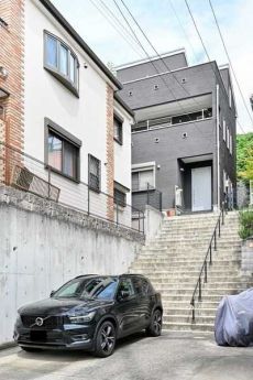 土地面積はゆとりある200.04平米(約60.51坪)。駐車場は2台分ございます(車種による)。