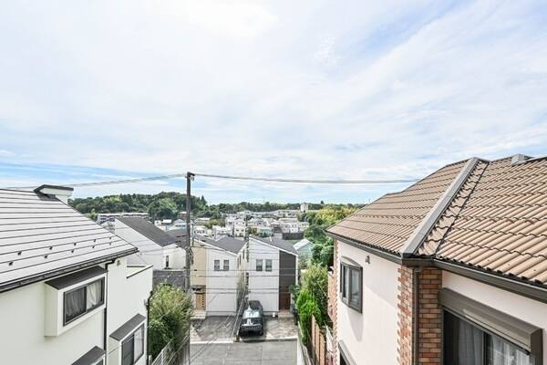道路よりも高い位置に立地しているため、眺望良好です。晴れた日には気持ち良い青空が広がります。