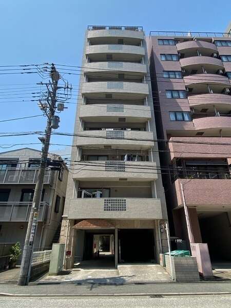 最寄り駅は徒歩5分の京急本線「八丁畷」駅。SRC造地上10階建、新耐震基準のマンションです。