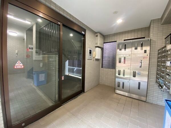 不在時の荷受けに便利な宅配ボックス付き。夜間など、非対面で受け取りたいときにも重宝します。