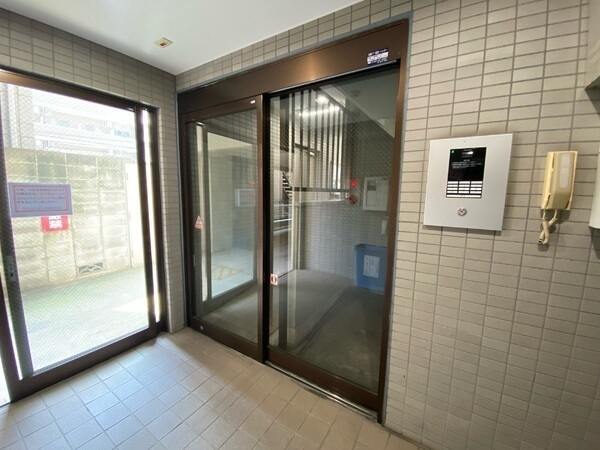 オートロックやTVモニター付きインターホンが採用されており、防犯面にも配慮されたマンションです。