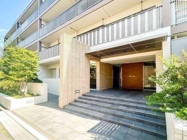 植栽の緑に彩られたエントランス。JR京浜東北・根岸線「港南台」駅まで徒歩12分。閑静な住環境です。