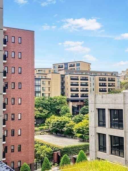 バルコニーから南方向を撮影した様子です。一部視界が抜け、緑も楽しめる穏やかな景色が広がります。