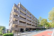 東急田園都市線「宮前平」駅徒歩3分の立地に建つ、RC造・地下1階付き地上5階建てマンションです。