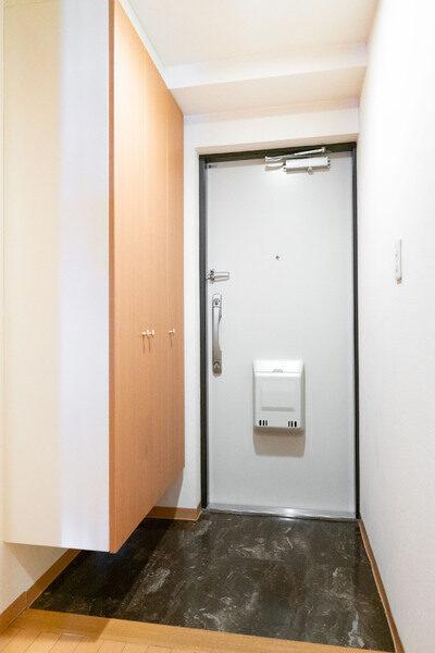 大理石調の玄関フロア。シューズボックスが備わっており、ご家族の靴をすっきりと収納することができます。