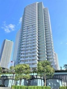 複数路線が乗り入れる「横浜」駅へ徒歩9分。大成建設施工、地上33階建のタワー型マンションです。