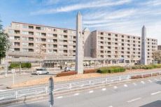横浜市ブルーライン「中川」駅へ徒歩1分の好立地。敷地面積約2500平米、地上7階建のマンションです。