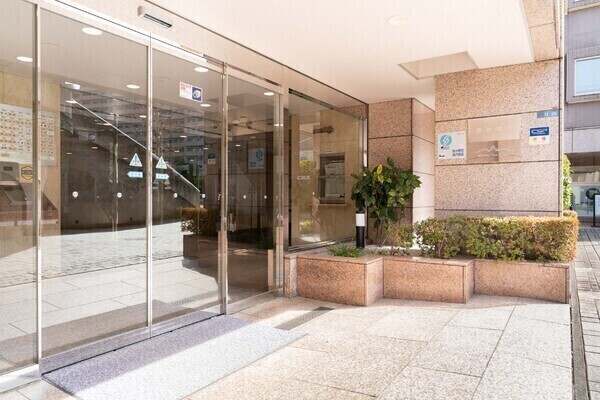 伊藤忠商事分譲、総戸数114戸。共用部は管理会社に日勤管理されており、手入れが行き届き、清潔です。