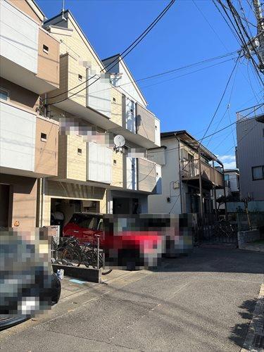 外観＋前面道路　対象：左側３棟うち中央