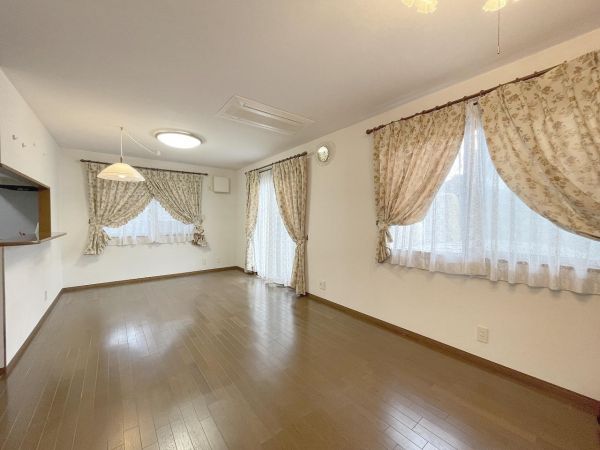 リビング  写真撮影日：2024-12-12