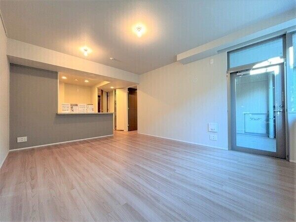 キッチンは対面式のため、LDに居るご家族を身近に感じられます。LDからバルコニーへ出入り可能です。