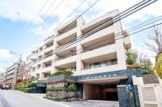 外観はシャープなフォルムで、植栽と建物、そして周辺の街並みが調和したデザインとなっております。