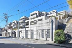 小田急線「生田」駅徒歩11分。12階建10階部分。1994年2月築、新耐震基準適合マンションです。