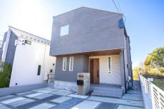 2021年5月築の木造2階建。小田急多摩線「栗平」駅徒歩9分、低層住居専用地域の閑静な住宅街です。