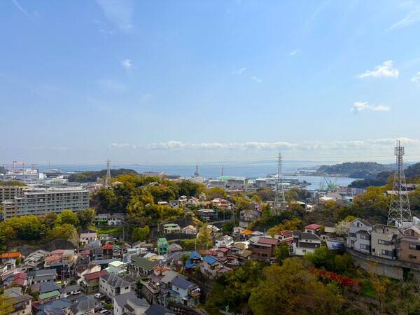 バルコニーからは相模湾が望めます(天候による)。