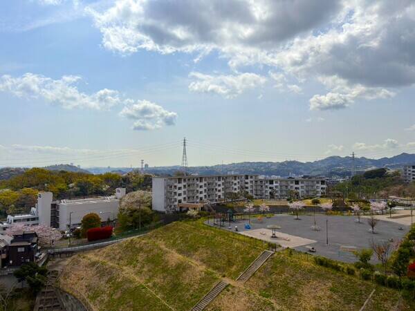 追浜東町1丁目第5公園が見え、お子様が遊んでいる様子も確認できます。