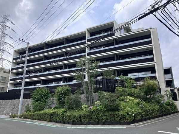 総戸数69戸、RC造地下1階付地上5階建。野村不動産分譲の「プラウド」シリーズマンションです。