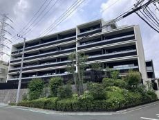 総戸数69戸、RC造地下1階付地上5階建。野村不動産分譲の「プラウド」シリーズマンションです。