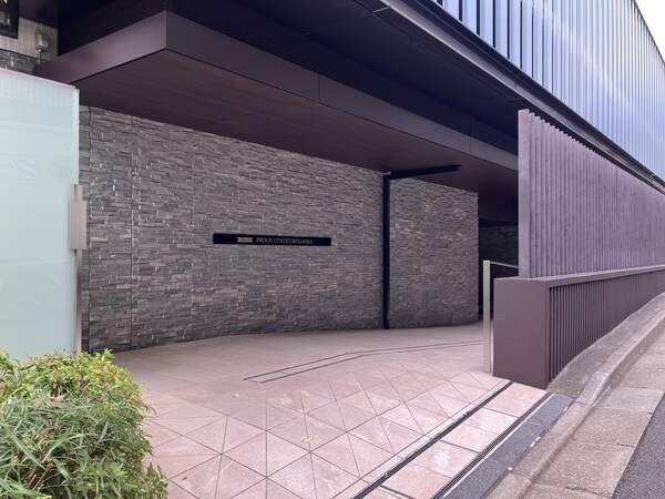 植栽が施された、ゆったりとしたアプローチが設けられています。スロープにつき出入りがスムーズです。