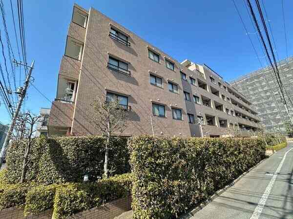 複数路線が利用できる便利な立地と専用庭が魅力の住まい。宅配ボックス等、便利な設備も利用可能です。