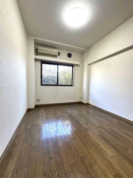 南東側の窓から陽光が差し込む洋室。リビングから離れた位置にあるため、主寝室としてもおすすめです。