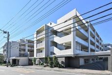 横浜市ブルーライン「三ツ沢下町」駅徒歩9分。2006年9月築、三菱地所・中央商事分譲マンションです。