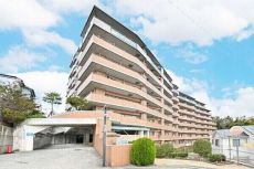 京急線「屏風浦」駅徒歩5分、総戸数109戸の地上10階建マンション。共用施設が充実しています。