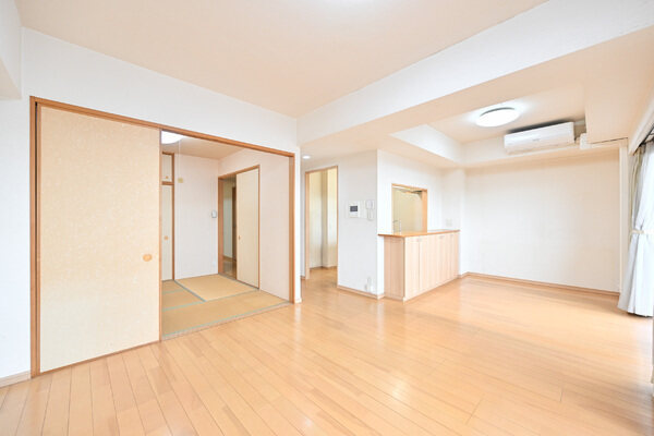 和室と引き戸でつながっています。開放して一体化することで、広々とした空間で寛ぐことができます。