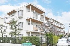横浜市営地下鉄ブルーライン「片倉町」駅まで徒歩5分。鉄筋コンクリート造、地上4階建のマンションです。