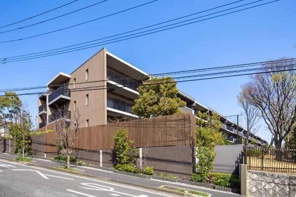 2018年12月築、RC造4階建。三菱地所レジデンス分譲の「ザ・パークハウス」シリーズです。