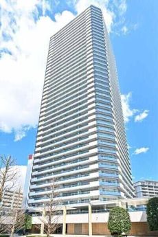 地下1階地上42階建・総416戸のタワーレジデンス。複数路線利用可能な「横浜」駅徒歩11分の立地。