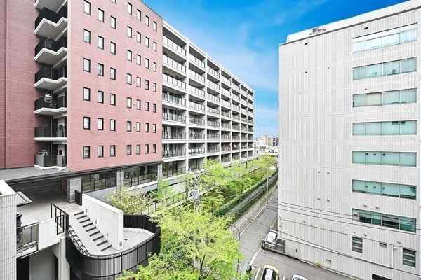 バルコニーからは敷地内の桜が望めます(天候・季節による)。季節の移り変わりを感じなら暮らせます。
