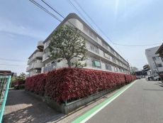 総戸数72戸RC造マンション。JR横浜線「大口」駅まで平坦なアプローチで徒歩8分と、通勤に便利です。