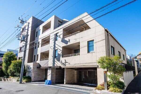 東急田園都市線「宮崎台」駅徒歩6分。5階建2階部分に位置する、陽当り良好な南東向き住戸です。