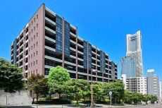 三菱地所他分譲、3棟からなる総戸数368戸の大規模マンション。建物には、免震構造が採用されています。