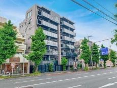 横浜市ブルーライン「港南中央」駅徒歩3分、「上大岡」駅徒歩8分。道のりは平坦。3駅、2路線利用可能。