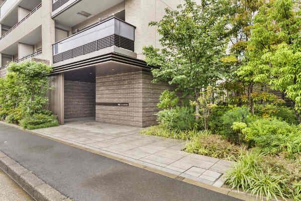 京急大師線「小島新田」駅徒歩4分。横浜・川崎・品川・羽田空港方面へのアクセスも良好で便利な立地です。