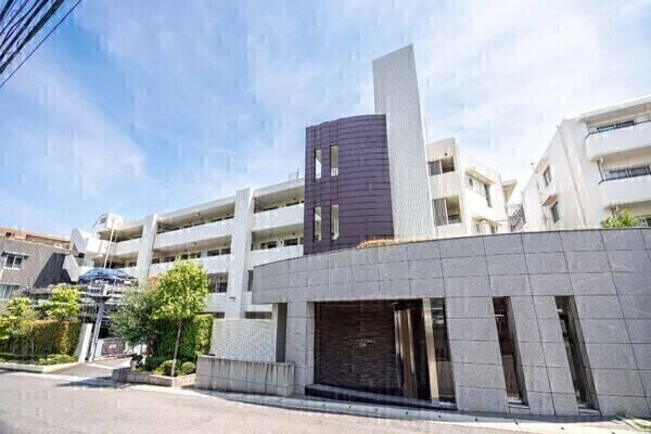 三菱地所分譲の「パークハウス」シリーズ。東急田園都市線「宮崎台」駅徒歩5分で、便利な立地です。